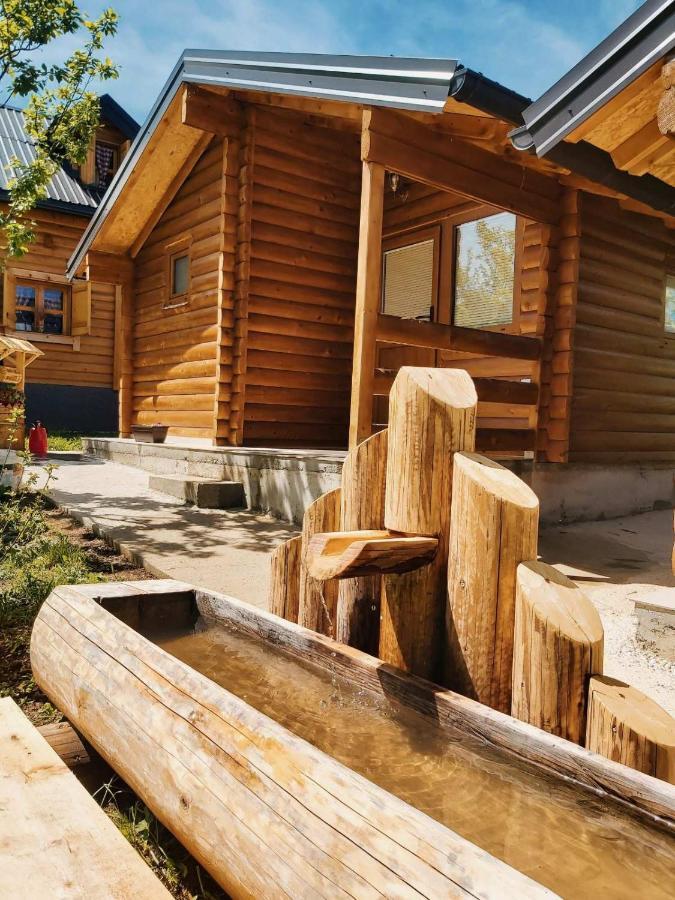 Holiday Bungalows & Food Plav Luaran gambar