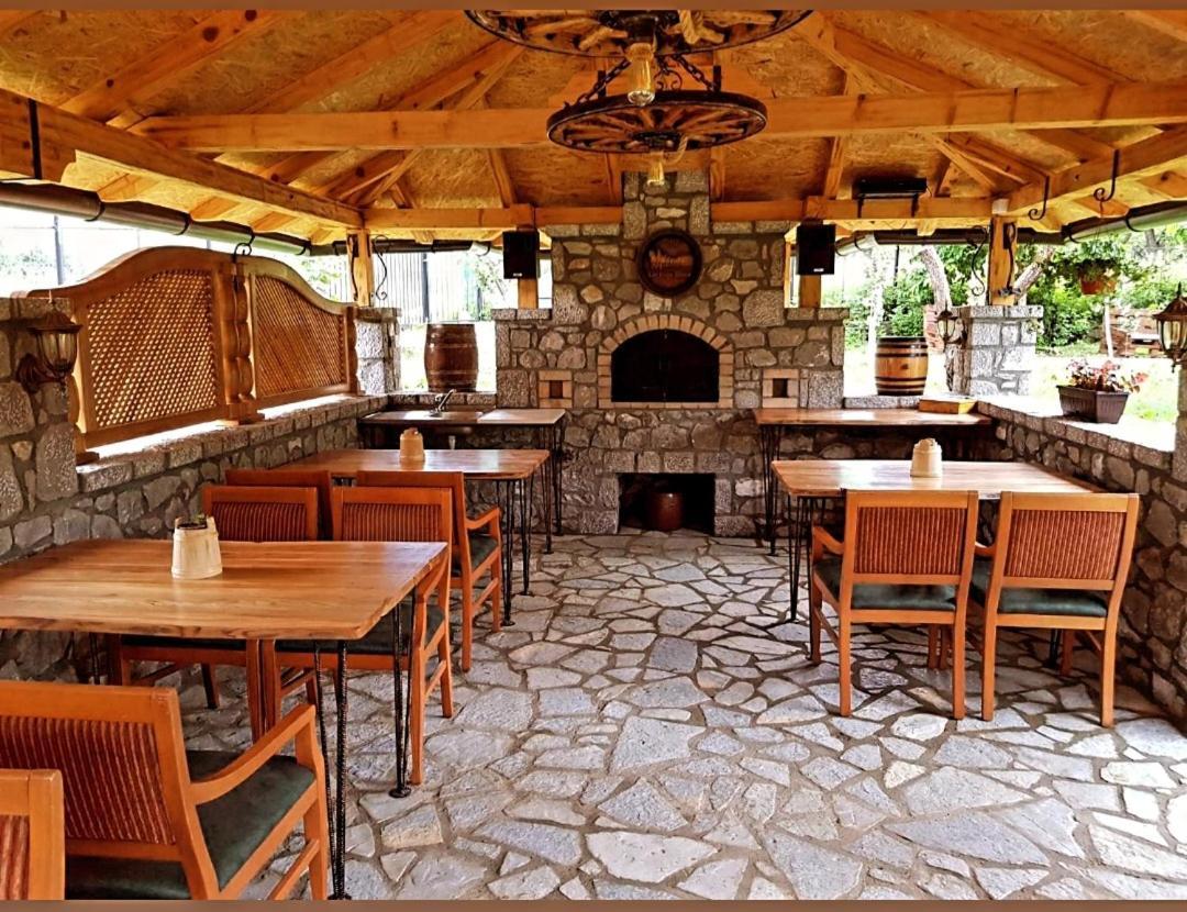 Holiday Bungalows & Food Plav Luaran gambar