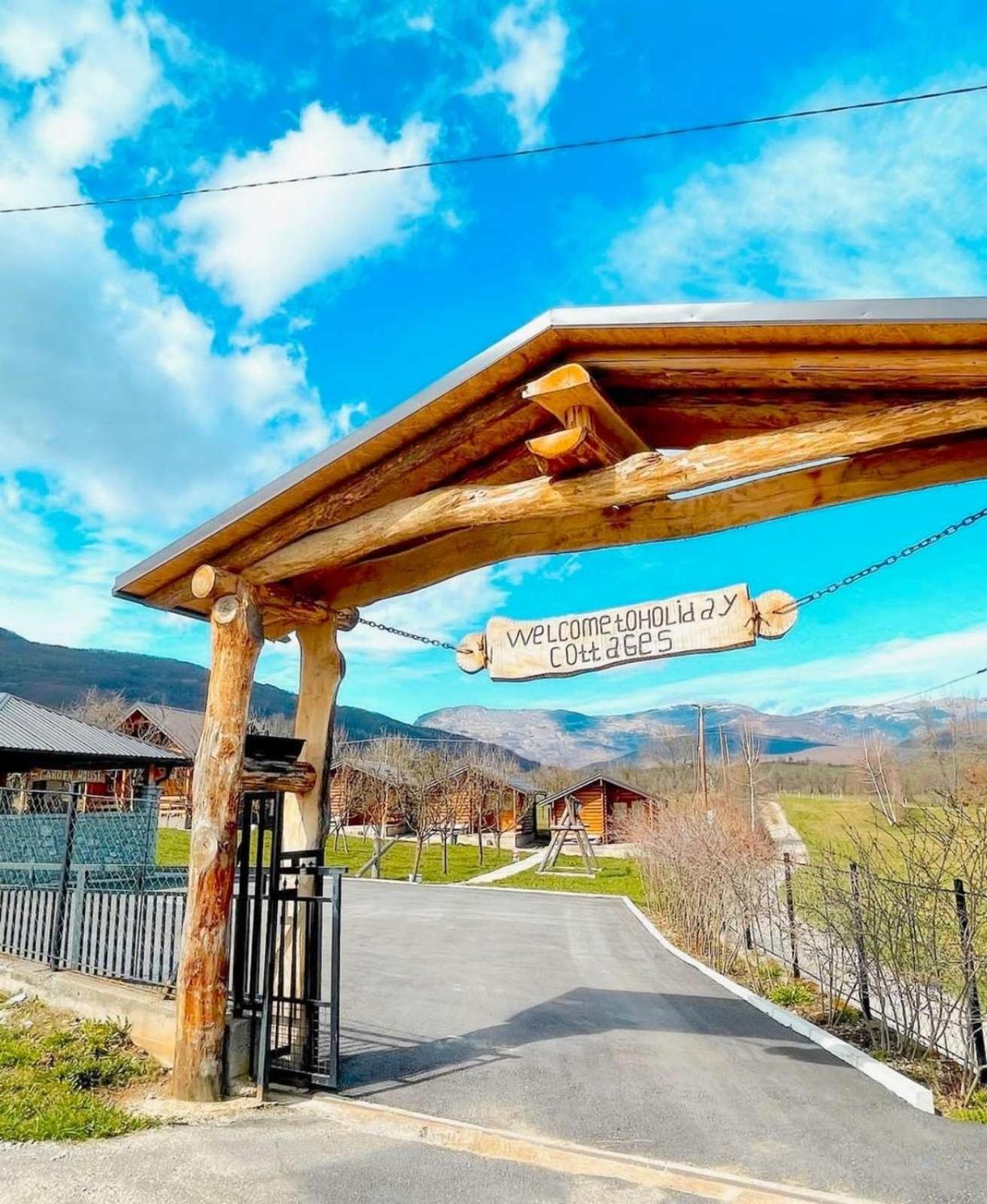 Holiday Bungalows & Food Plav Luaran gambar